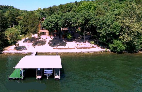 Roach House | LOZ Family Fun Lakefront Vacation Log Home #8 , 6500sf, 5bd, loft, 4 bath