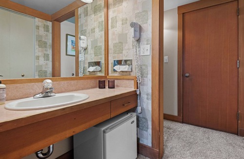 Black Butte Ranch Condo | LR029 | Lodge Condo located at the Lodge with private fenced in patio.