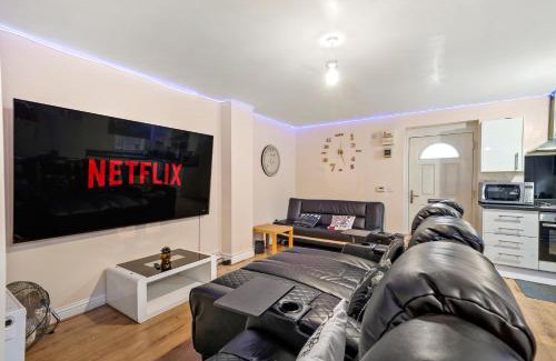 Luton Apartment | Lt Properties Unique Bungalow style Spacious one bedroom Apartment in Luton Town centre super size round bed Netflix