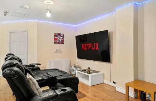 Luton Apartment | Lt Properties Unique Bungalow style Spacious one bedroom Apartment in Luton Town centre super size round bed Netflix
