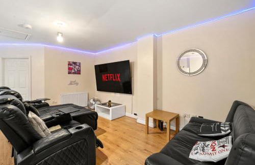 Luton Apartment | Lt Properties Unique Bungalow style Spacious one bedroom Apartment in Luton Town centre super size round bed Netflix