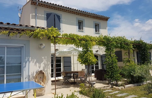 Pertuis Villa | Luberon, VILLA 6 PEOPLE with HEATED POOL, POOL HOUSE 1. 2 km from Pertuis