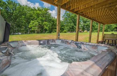 Waterfront Greens House | Lucky Bear Lakeside: Lake Front Home w/ Hot Tub & Community Amenities