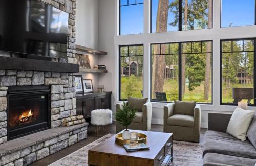 Cle Elum House | Lucky Elk Lodge in Suncadia- Fairway View, Hot Tub BBQ, Firepit, Game Room, Chefs Kitchen, Hi-speed Wi-Fi