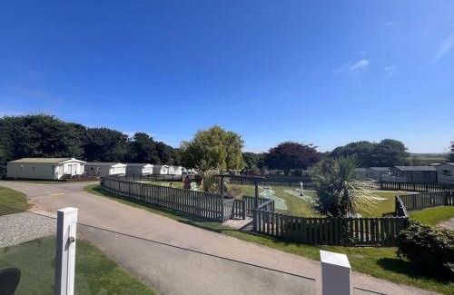 Newquay House | Lucky Shamrock Caravan - Modern Newquay Hideaway near Beautiful Crantock Beach