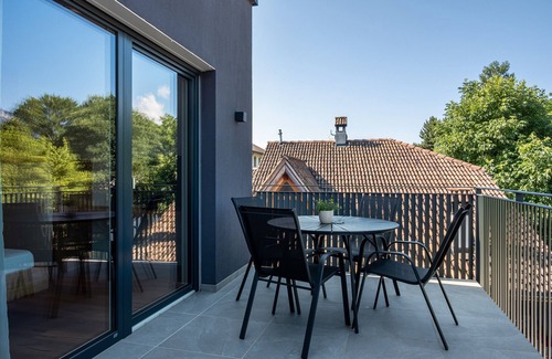 Cornaiano Apartment | 'Luislhof Hof - Apartment Vinum' with Mountain View, Terrace & Wi-Fi
