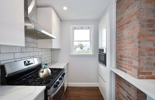 Everett House | Luke House, Sleeps 14, Weddings, 2 Kitchens, Parking, Close to Airport & Boston