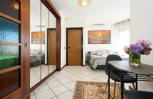 Dergano Apartment | -LUMINOSA 5 STARS WITH BALCONY- Wifi Netflix 15 minutes from Duomo