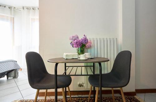 Dergano Apartment | -LUMINOSA 5 STARS WITH BALCONY- Wifi Netflix 15 minutes from Duomo