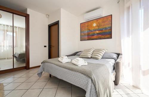 Dergano Apartment | -LUMINOSA 5 STARS WITH BALCONY- Wifi Netflix 15 minutes from Duomo