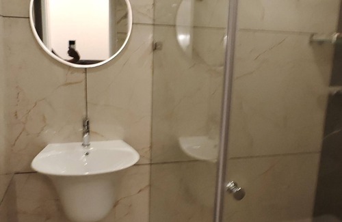 Peroorkada Apartment | Lumirefresh-Hridyam Couple-friendly Bathtub Luxury