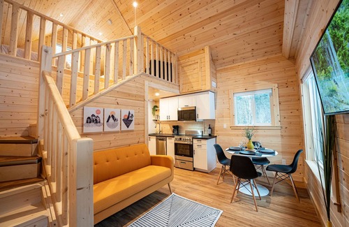 Revelstoke Hotel | Luna Lodge - Alpha Mountain Lodging + Sauna