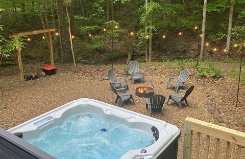 Birdseye Cabin | Lured to the Lake Cabin near Patoka - Hot tub and Creek!
