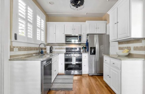 Earlewood House | Lush 4BR on Lincoln | Mins to USC | Sleeps 8