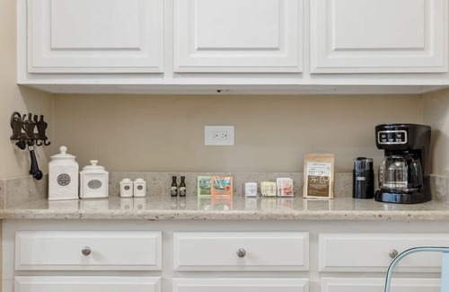 Earlewood House | Lush 4BR on Lincoln | Mins to USC | Sleeps 8