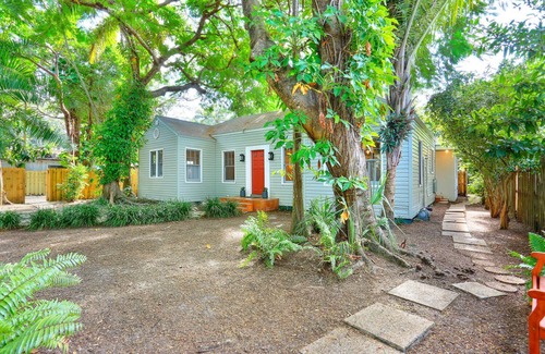 Southwest Coconut Grove Apartment | Lush Coconut Grove apartment