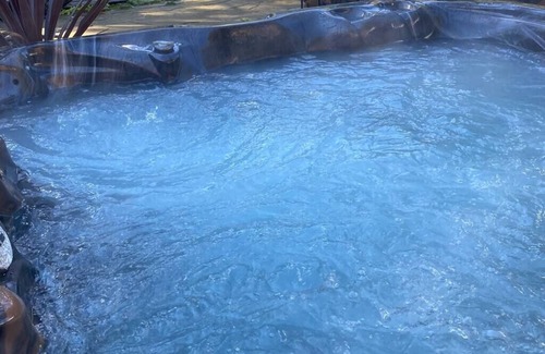 Brighton Heights House | *LUSH RETREAT*HotTub-Fire Pit-PetFriendly-Koi Pond