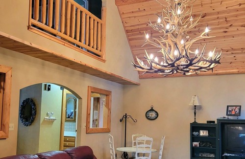 Luther Cabin | Luther's Someday Ranch Retreat w/ 8 person Hot Tub!!
