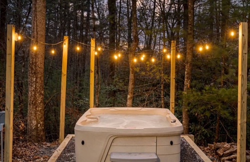 Fairview Cabin | Luury Stay: HGTV Log Cabin*Hot tub*Arcade*EV*Fire Pit*Nature