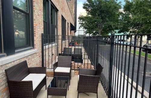 Near South Side Apartment | Luxéry Stay "Hollywood" Downtown/McCormick/WinTrust Area