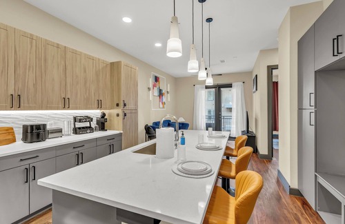 North Burnet Apartment | Lux 1BR Alongside Q2 & Domain With Pool, Gym and Free Parking