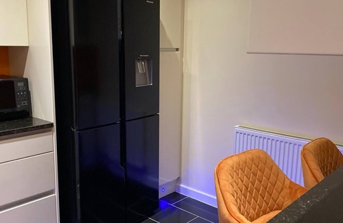 Milton Keynes House | Lux 5 bedroom Ulverston House with free parking