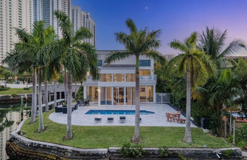 Eastern Shores Villa | Lux Bayfront Villa | By The Beach | Prime Location