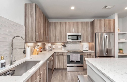 Katy Apartment | Lux & Cozy 2 Bedroom Suite - Resort Pool, Fitness Room & WiFi - Houston
