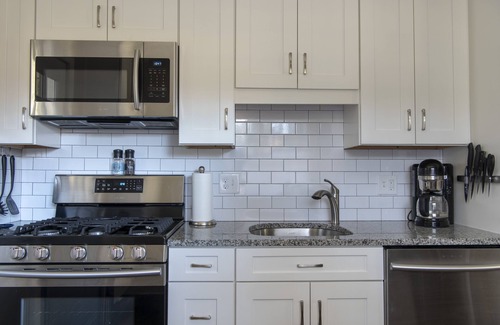 Piedmont Heights House | Lux Family-Friendly Midtown Bungalow 2BR- 2BA - 5 min walk to the Beltline