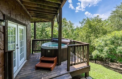 Smithville Cabin | Lux Getaway by Center Hill Lake - Hot Tub - 3BD/3BA + Bunk Room