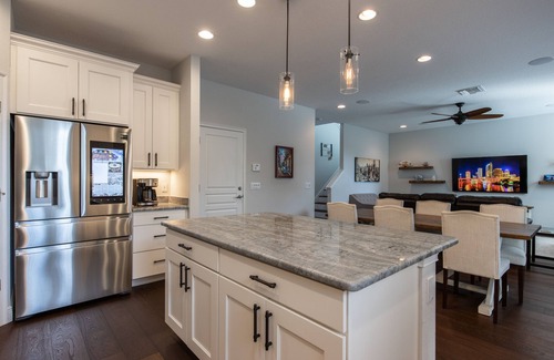 North Hyde Park House | Lux Home - 5 Bedroom Downtown/Hyde Park - 30min to Beaches - 10min to Airport