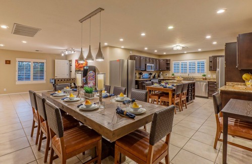 North Scottsdale House | LUX: King Beds & TVs ALL BRs, Pool Table, Pkball Ct & Paddles, POOL, Spa, Putt Green, Fire Pit