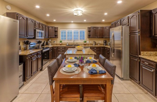 North Scottsdale House | LUX: King Beds & TVs ALL BRs, Pool Table, Pkball Ct & Paddles, POOL, Spa, Putt Green, Fire Pit