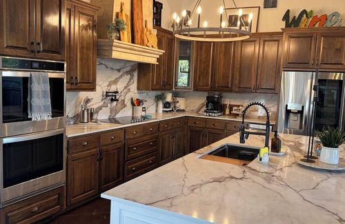 Panoramic Hills House | Lux Retreat 3600SqFt on 11Acres, Pool, 5min to Lake Travis,Theatre room, wet bar