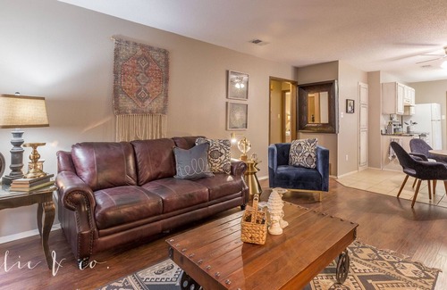 Abilene House | Lux stay at Yeomans Place! Make this designer decorated space your next stay!