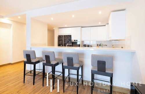 Jumeirah Lake Towers Apartment | LUX The Bonnington JLT Suite
