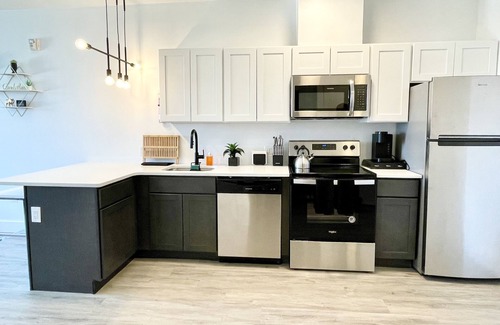 Elizabeth Apartment | Luxe 1BR King-near NYC, EWR,Prudential, NJPAC,Dwntwn Newark, MetLife