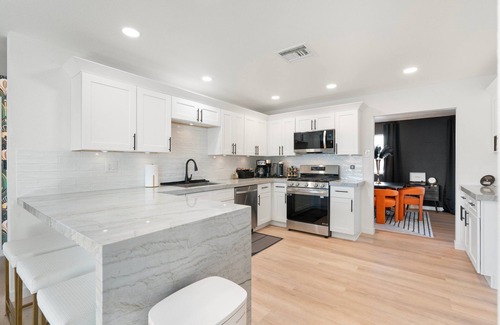 Village Grove House | Luxe 2 BR House, FREE Heated Pool, Hot Tub, 5min Old Town, 15min Barrett Jackson