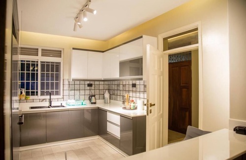 Kampala Condo | LUXE-3BEDROOM CONDO WITH LAKE AND GOLF COURSE VIEWS