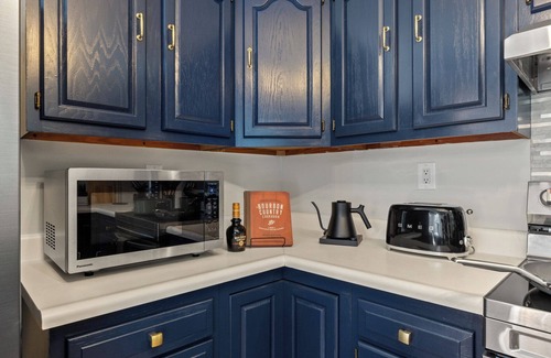 Chaplin House | Luxe Bourbon Trail Retreat Great Location! Privacy, Hot Tub, Sauna & Firepit