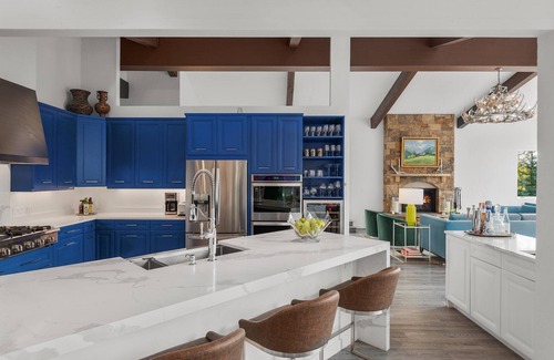 Snowmass Village House | Luxe Chalet: Jaw-Dropping Views & End of Driveway Shuttle to Mountain!