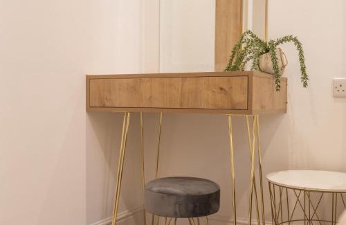 Leicester City Centre Apartment | Luxe City Stay With Free Gym & Pet Friendly Perfect For Business & Families By The Pocklington - The Graduate Suite