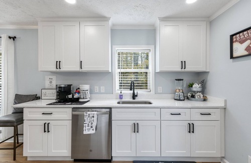Ettrick House | Luxe Cottage - South ChesterfieldnStylishly renovated, w/large master suite nnn