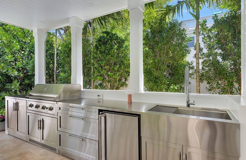 Downtown House | Luxe Designer Oasis + Guest House steps off Duval