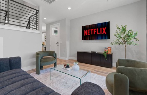 University Hills and Windsor Park House | Luxe Home! Sleeps 12+! Great for ACl, F1, + More!