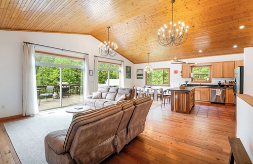 Luray House | Luxe Hot Tub Game Room 29 Min to Shenandoah National Park River 5 Acres