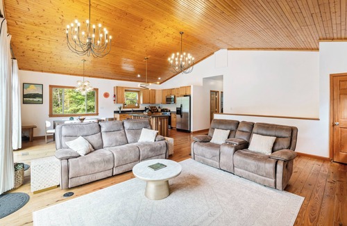 Luray House | Luxe Hot Tub Game Room 29 Min to Shenandoah National Park River 5 Acres