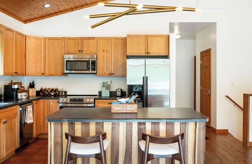 Luray House | Luxe Hot Tub Game Room 29 Min to Shenandoah National Park River 5 Acres