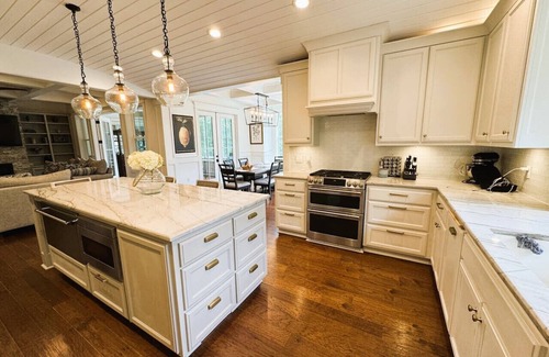 Eureka Springs House | Luxe Lodge in Eureka Springs