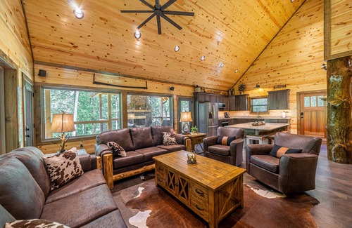 Gatlinburg - Pigeon Forge Cabin | Luxe Mountain Lodge: Heated Pool ~ Glamping Dome ~ Hot Tub